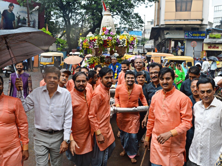 Rath Yatra organized by Prayushan Parivar - Jains' participation | पर्यूषण पर्वानिमित्त रथयात्रेचे आयोजन-जैन बांधवांचा सहभाग