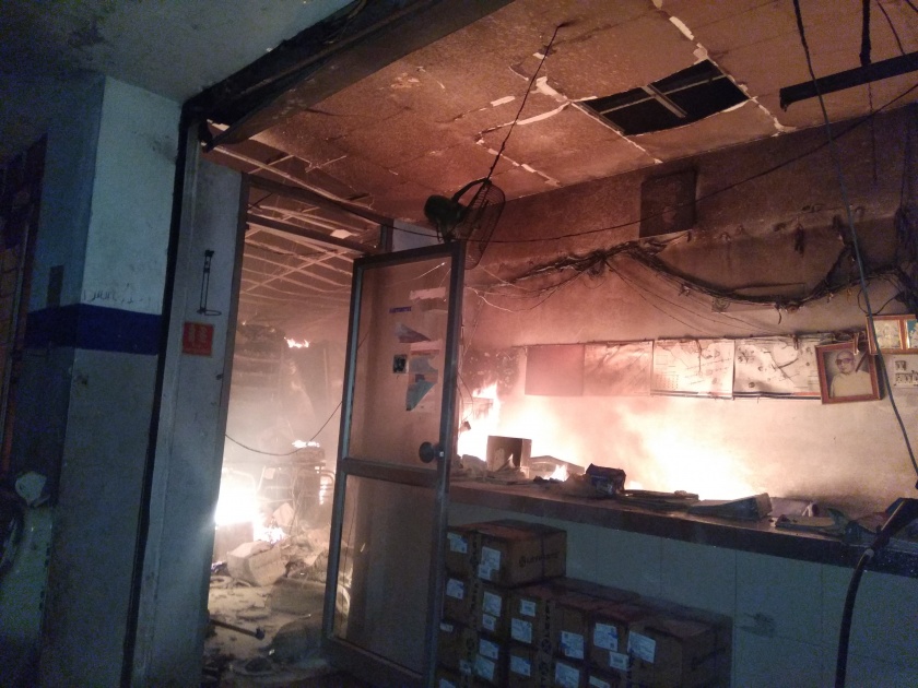 Severe autopsy of the service automotive showroom | आॅटोमोटिव्हच्या लेलॅँड विभागाला आग