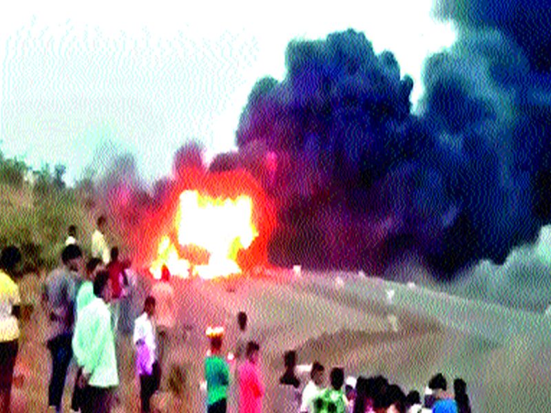 The car caught fire at Kapurzhi | कापूरझिºयानजीकधावता ट्रक जळून खाक