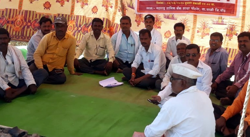Six villages were set up for bank donation | अनुदानासाठी सहा गावांचा बँकेसमोर ठिय्या