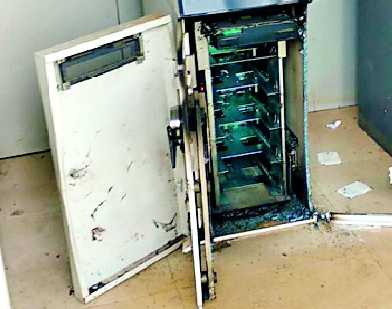 Thieves broke into an ATM in a container zone and stole Rs 9 lakh | कंटेन्मेट झोनमधील एटीएम फोडून चोरट्यांनी नऊ लाख पळविले