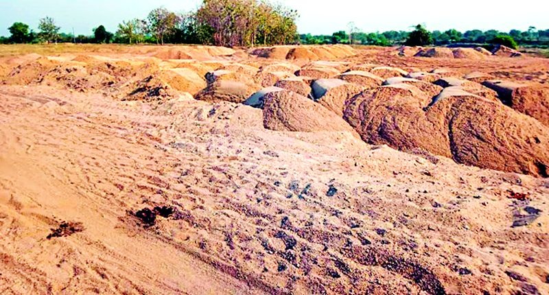 Illegal sand business zones in Mohgaon | मोहगाव येथे अवैध वाळू व्यवसाय जोमात