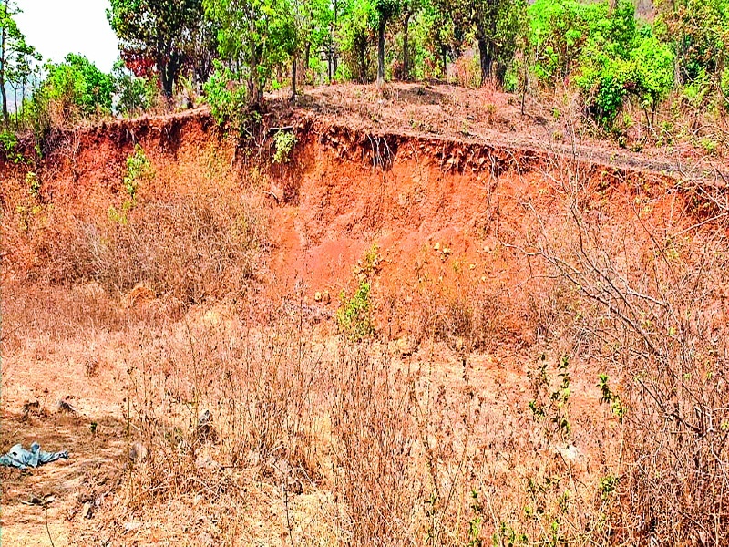 Mountains broken in Mawal taluka: Revenue and forest department administration ignored | मावळ तालुक्यात डोंगराची लचकेतोड : महसूल, वन विभाग प्रशासनाचे दुर्लक्ष