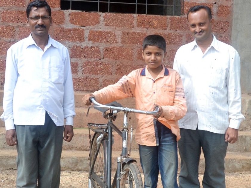 A ray of hope for the needy students, according to Patil Sir's cycle | पाटील सरांची सायकल ठरतेय गरजू विद्यार्थ्यांच्या आशेचा किरण