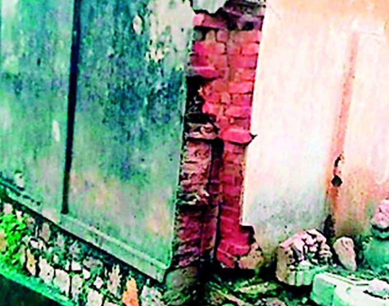 The courtyard of the banquet in the banquet is torn down | भोजवॉर्डातील अंगणवाडीची इमारत जीर्ण