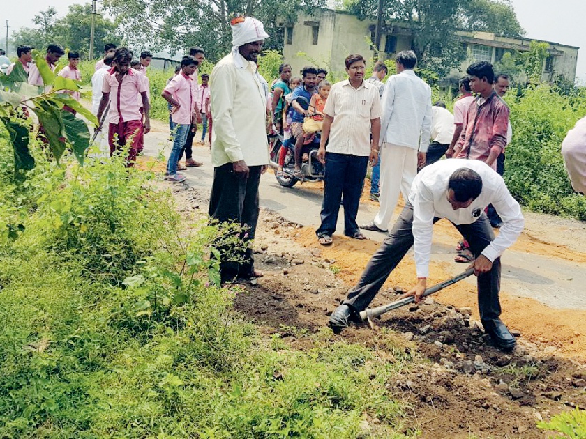 The five-kilometer pothole was flooded by the villagers | ग्रामस्थांनी बुजविले पाच किमीवरील खड्डे