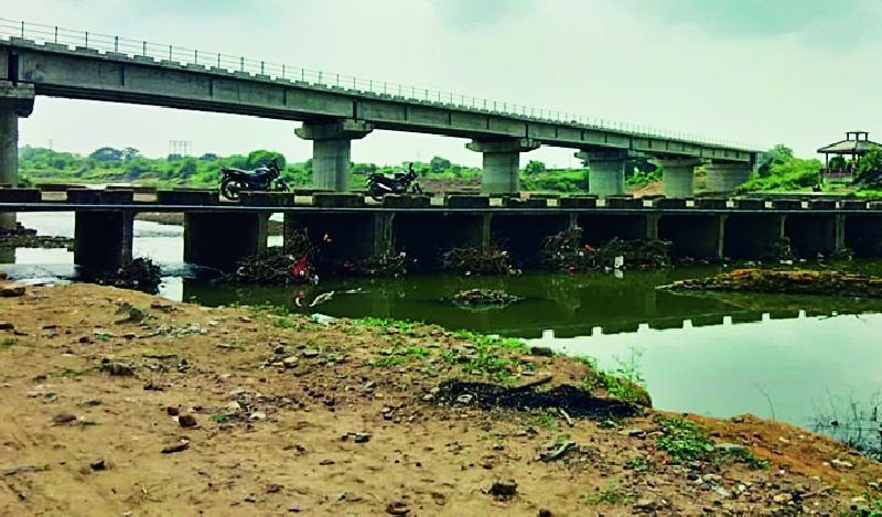 The old bridge over the Erai river may become a dam | इरई नदीवरील जुना पूल होऊ शकतो बंधारा