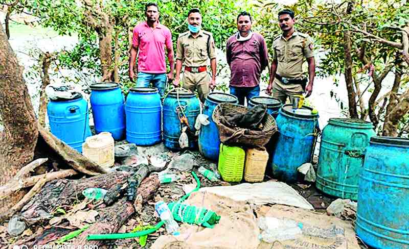 Heavy alcohol seized in civilian area | नागरी परिसरात गावठी दारू जप्त