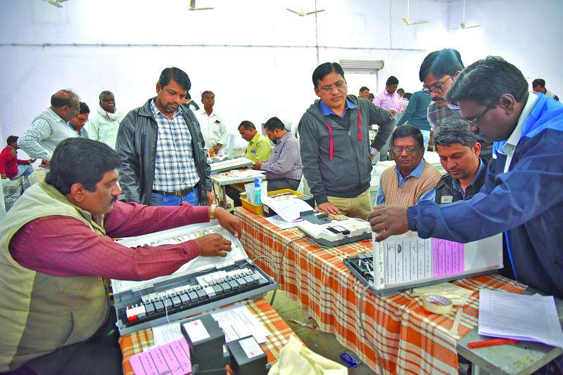 Zilla Parishad Election: 'Seal' installed on voting machines! | जिल्हा परिषद निवडणूक : मतदान यंत्रांना लावले ‘सील’!