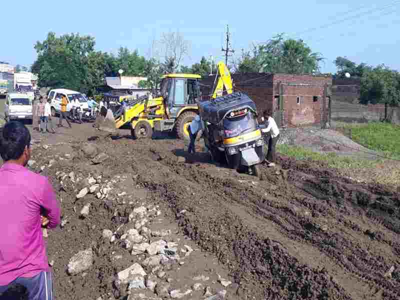 The Jalgaon-Aurangabad road was the major problem caused by the incompetent negligence of the authorities | सत्ताधाऱ्यांच्या अक्षम्य दुर्लक्षामुळेच उद्भवली जळगाव-औरंगाबाद रस्त्याची बिकट समस्या