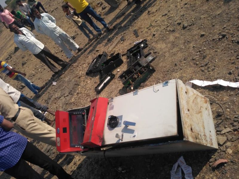 The stolen ATM machine found near Malegaon | मालेगावजवळ सापडले चोरीला गेलेले एटीएम मशिन 