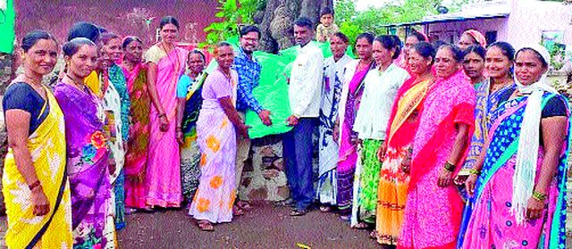 Free soybean seeds for women of self-help groups at Deshwadi | देशवंडी येथे बचतगटांच्या महिलांना मोफत सोयाबीन बियाणे