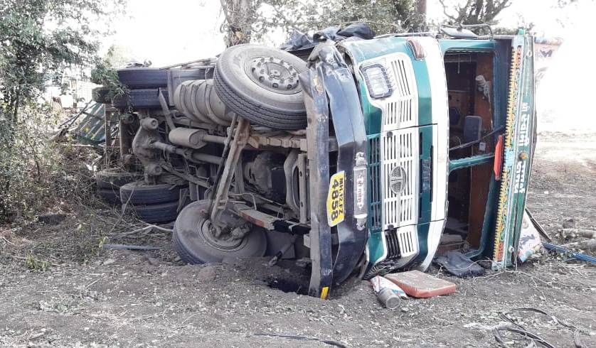 One killed in truck-car accident | ट्रक-कार अपघातात एक ठार