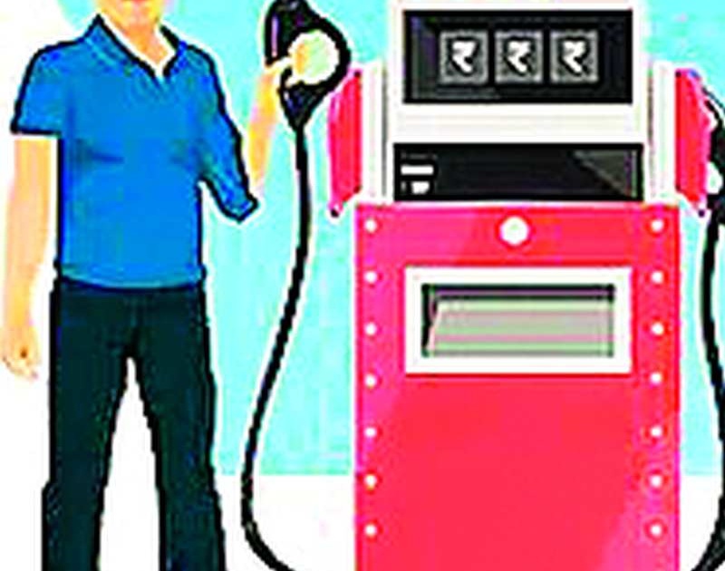 Petrol to the employee as soon as the card is shown; Normal run | कार्ड दाखवताच कर्मचाऱ्याला पेट्रोल; सामान्यांची धावपळ