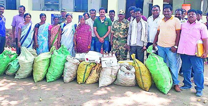 The women caught 25 bottles of liquor | महिलांनी पकडली २५ पेट्या दारू