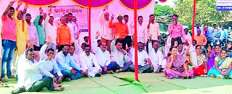 Demand Movement for Demand for Ashti Taluka | आष्टी तालुका निमिर्तीच्या मागणीसाठी धरणे आंदोलन