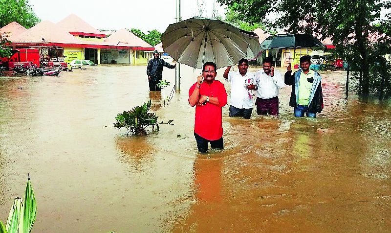 Heavy rains again hit the district | जिल्ह्याला पुन्हा अतिवृष्टीचा तडाखा