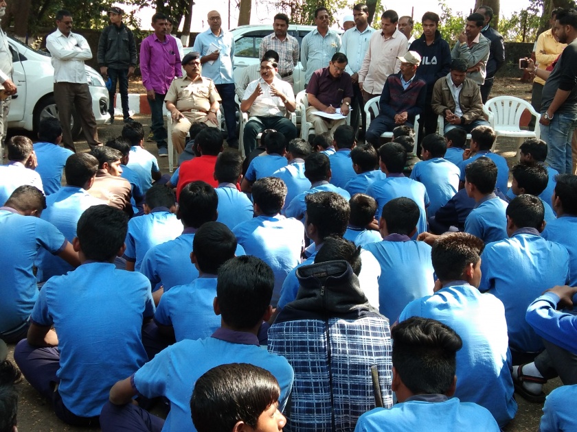 The students of Pimpri Sado Ashram Shala are surrounded by deputy collectors | पिंप्री सदो आश्रमशाळेतील विद्यार्थ्यांचा उपायुक्तांना घेराव