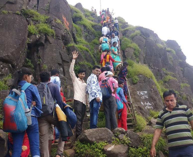  The crowd of devotees at the peak of Kalsubai | कळसूबाई शिखरावर भाविकांची गर्दी