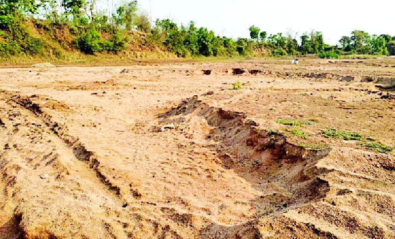Sewage from the auctioned ghat | लिलाव न झालेल्या घाटातून रेतीचा उपसा