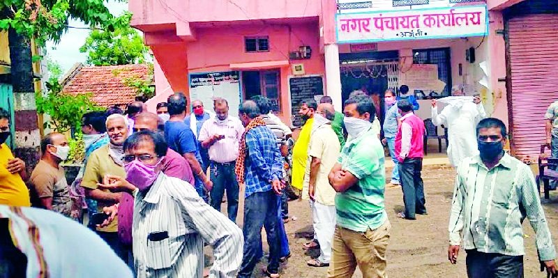 Merchants hit the Nagar Panchayat | व्यापारी नगरपंचायतवर धडकले