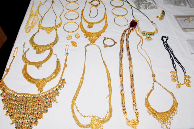 9 lakhs of gold jewelery in Sangli, Pabara of Kamgarara; Crime against both | सांगलीतील सुवर्ण कारागीराला नऊ लाखांचा गंडा, कामगाराचा पोबारा; दोघांविरुद्ध गुन्हा