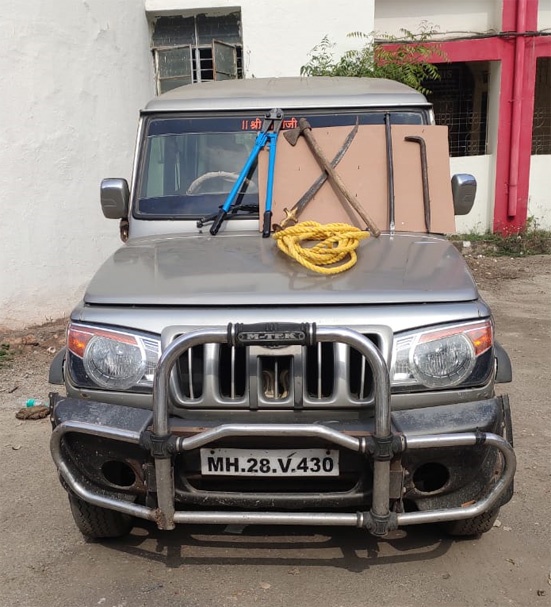 Stolen Jeep at Raheri; robberies in Naldurg, Nevasa | राहेरी येथे चोरली जीप; नेवासा, नळदुर्ग येथील सराफा दुकाने लुटली