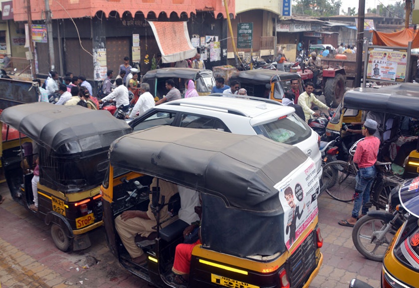 Traffic collapsed during the festivities | सणासुदीच्या काळात वाहतूक कोलमडली