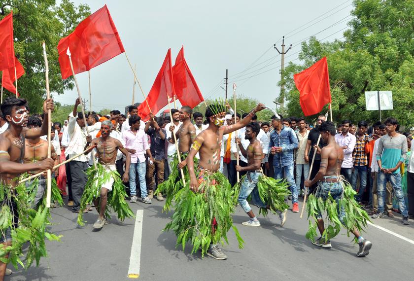 Eklavya Sanghatana's rally for Tribal's Demands | आदिवासींच्या मागण्यांसाठी एकलव्य संघटनेचा मोर्चा