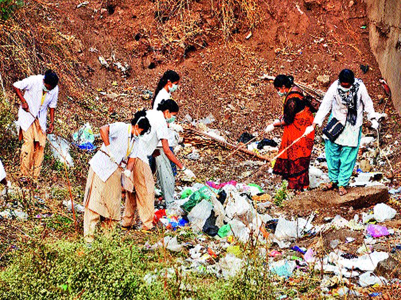 Cleanliness drive on behalf of NMC: Officers-employees participate in Nandini, Waghadi | महापालिकेच्या वतीने स्वच्छता मोहीम : अधिकारी-कर्मचाºयांचा सहभाग नंदिनी, वाघाडीला झळाळी