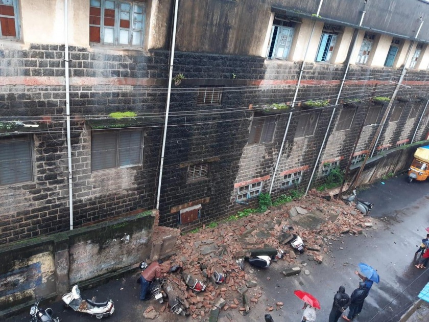 Crashing of two-wheelers by collapsing wall | कराडात भिंत कोसळून दुचाकी गाड्यांचा चक्काचूर