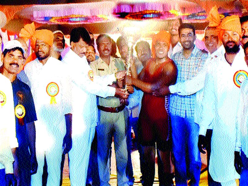 Shiv Chhatrapati Wrestling Championship Competition organized by Mahanagar Talim Sangha-Central Shivjayanti Utsav Samiti | शिवछत्रपती कुस्ती चषक स्पर्धा मालेगाव : महानगर तालीम संघ-मध्यवर्ती शिवजयंती उत्सव समितीतर्फे आयोजन