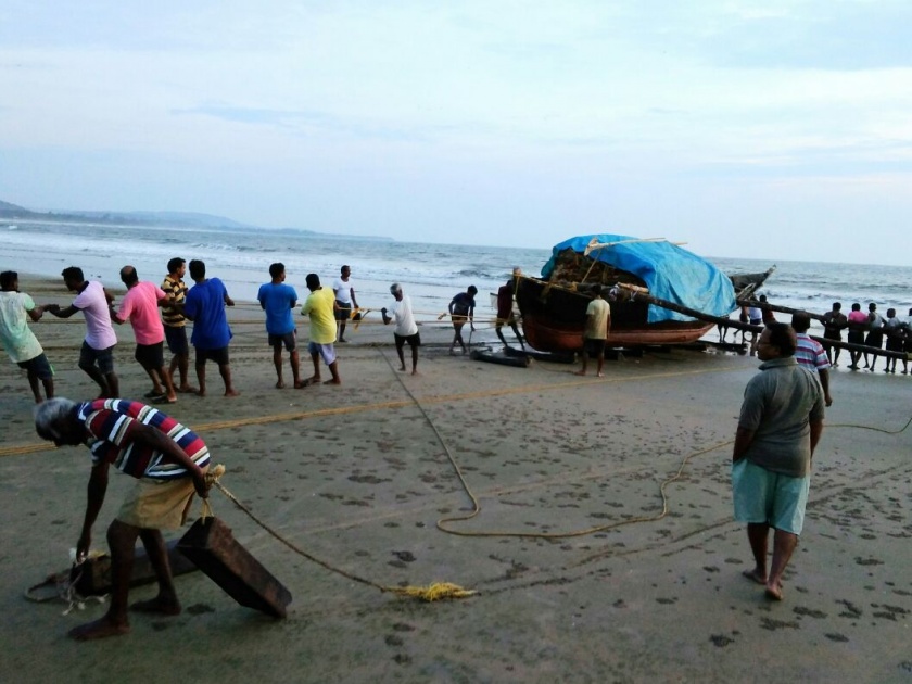 Fleet of 'Okhi' in Malwani, fly fishermen's sleep, tourism yacht safe place | मालवणात 'ओक्खी'चा हाहाकार, मच्छीमार बांधवांची उडवली झोप, पर्यटन नौका सुरक्षित स्थळी