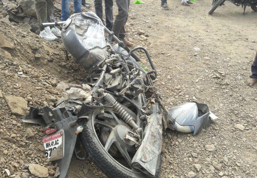 Four people were killed in a horrific accident on Manmad-Malegaon road | मनमाड-मालेगाव रोडवर भीषण अपघातात चार ठार