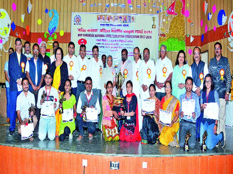 Kajal Boraste I: Prize Distribution of Raksha Chakma Champs of the Kakasaheb Wagh College of Pimpalgaon | काजल बोरस्ते प्रथम : पिंपळगावच्या काकासाहेब वाघ महाविद्यालयास फिरता चषकमविप्र क रंडक स्पर्धेचे पारितोषिक वितरण