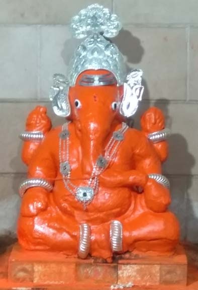 Shahada: Ganesha celebrated 60 years ago during the festival | शहादा : उत्सव काळात 60 वर्षपूर्वीच्या दागिण्यांचा साज नवसाला पावणारा शेंदूर चर्चीत गणेश