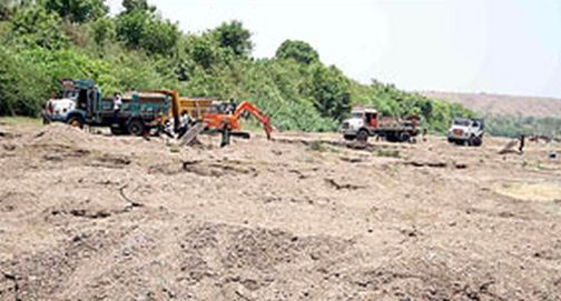 Notice issued against Sarpanch and police Patil against illegal sand mining in village | गावशिवारात अवैध वाळू उत्खनन झाल्यास सरपंच आणि पोलीस पाटलाविरोधातच निघणार नोटीस