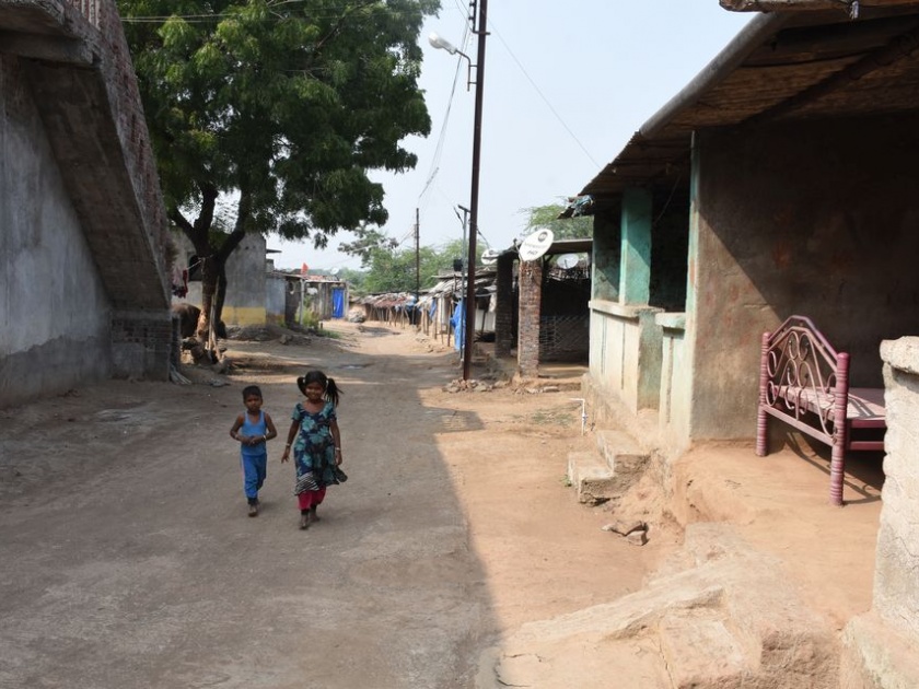 Migration has left Khodgaon dew | स्थलांतरामुळे खोडसगाव पडले ओस