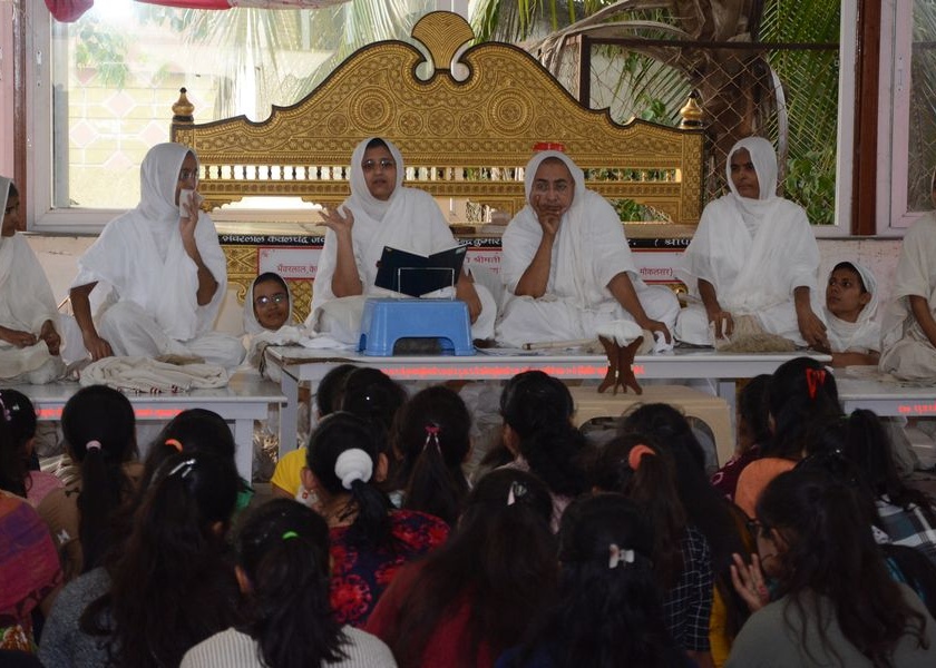 Jain Shwetambar Pagan Association camps for girls at Nandurbar | जैन श्वेतांबर मूर्तीपूजक संघातर्फे नंदुरबार येथे युवतींसाठी शिबिर