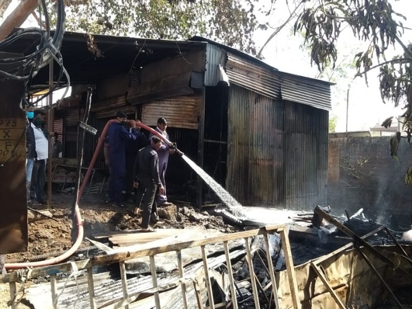 Sofaset Workshop burns down due to sparks blown off by DP | डिपीतुन उडालेल्या ठिणगीमुळे सोफासेट वर्कशॉप जळुन खाक