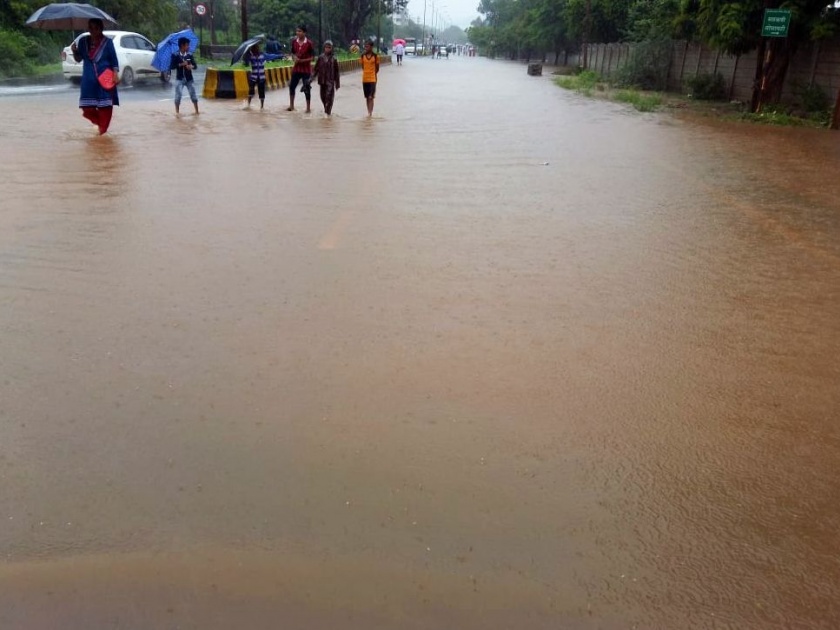 All roads in Panchavati are watery | पंचवटीतील सर्वच रस्ते जलमय; वाहतूक बंद