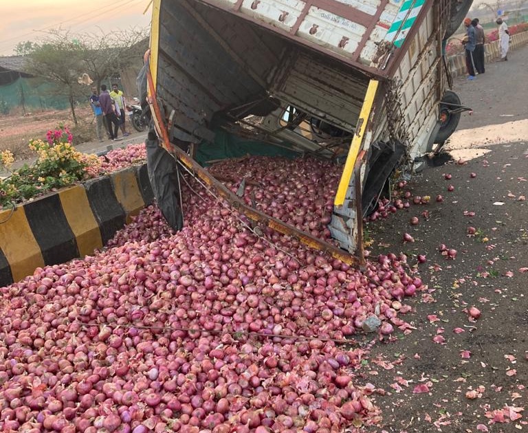 A vehicle loaded with onions overturned | कांद्याने भरलेल्या वाहनाने भररस्त्यावर घेतली पलटी