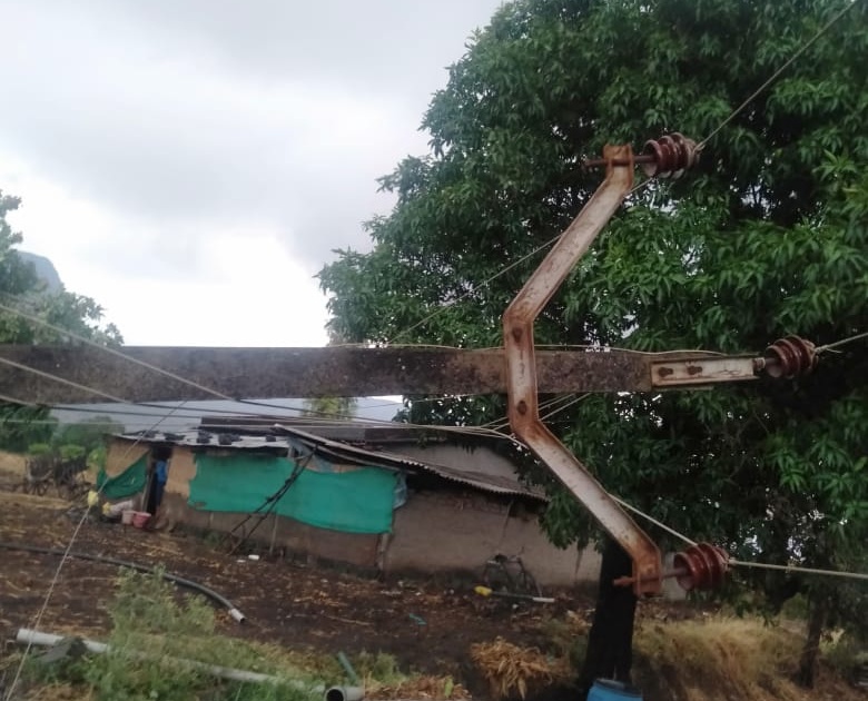 Due to the storm, 650 electricity poles were demolished in the district | वादळामुळे जिल्ह्यात ६५० विजेचे पोल जमिनदोस्त