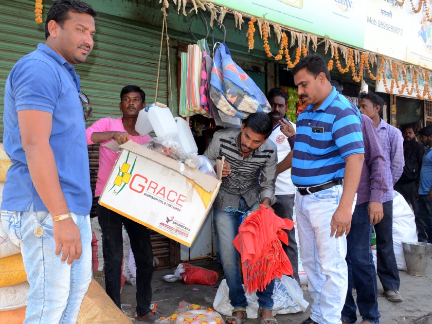 Parbhani seized 220 kg plastic bags | परभणीत २२० किलो प्लास्टिक पिशव्या जप्त