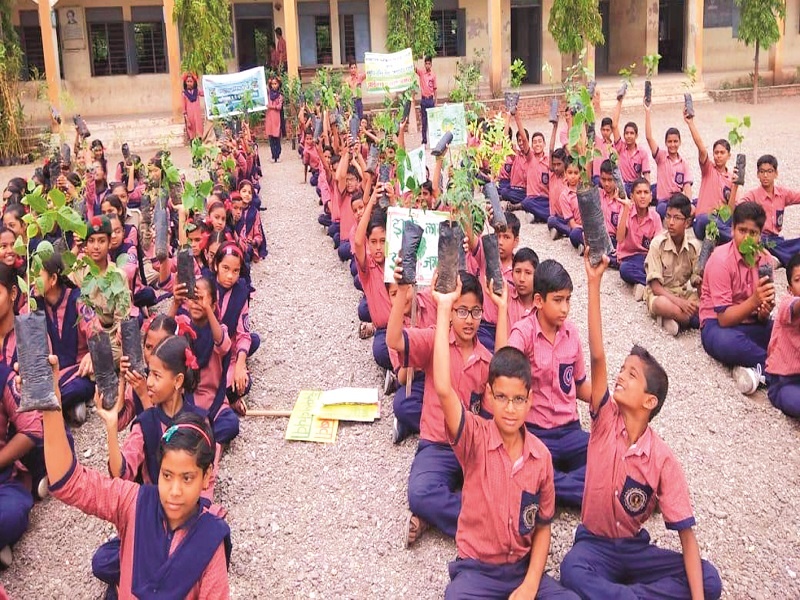 Environment lover school; Nandanvan Bhausaheb arrived at Malarana | पर्यावरण प्रेमी शाळा; माळरानावर नंदनवन भाऊसाहेब येवले