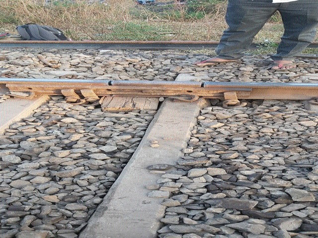 Cross the railway line at Ugaon station | उगाव स्थानकाजवळ रेल्वे रुळाला तडा