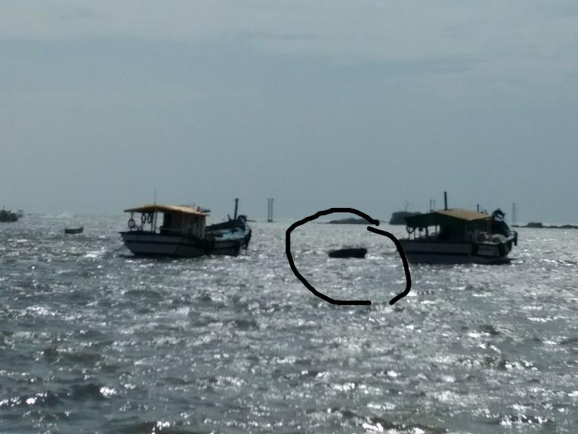 Three injured fishermen stormed into a ditch | ओखी चक्रीवादळाचा फटका, समुद्रात बुडाली पोलिसांची गस्तीनौका, तीन मच्छिमार नाैका दांडीत बुडाल्या
