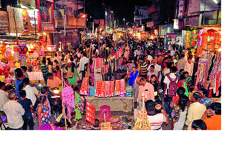 Sangli is celebrated for Diwali | दिवाळीसाठी सांगली सजली
