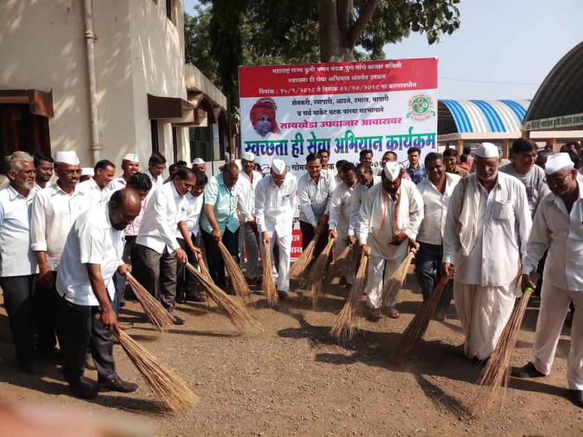  Sanchida Market Committee premises cleanliness campaign | सायखेडा बाजार समितीच्या आवारात स्वच्छता मोहीम