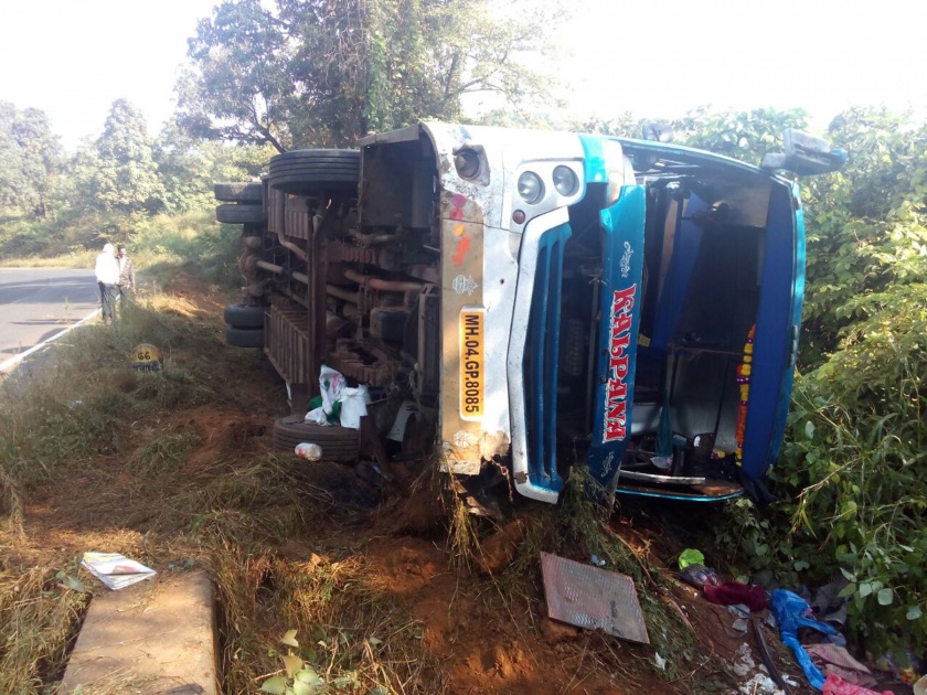 Travels at Kharepatan Taekwadi on Mumbai-Goa highway, 12 passengers injured | मुंबई-गोवा महामार्गावर खारेपाटण टाकेवाडी येथे ट्रॅव्हल्स उलटून १२ प्रवासी जखमी